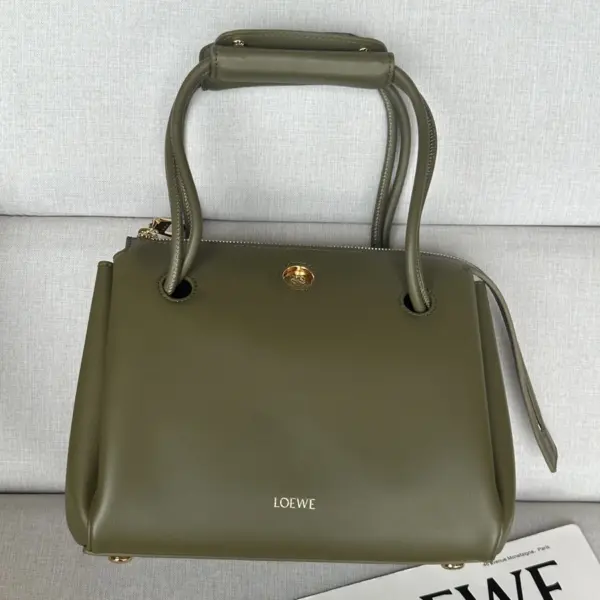 Loewe-羅意威 橄欖綠小號柔軟牛皮革 Madrid 手拿包 17 Loewe-羅意威 橄欖綠小號柔軟牛皮革 Madrid 手拿包