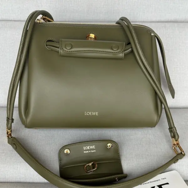 Loewe-羅意威 橄欖綠小號柔軟牛皮革 Madrid 手拿包 18 Loewe-羅意威 橄欖綠小號柔軟牛皮革 Madrid 手拿包
