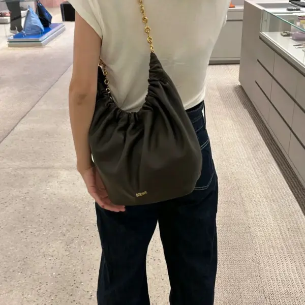 Loewe-羅意威 巧克力色小號柔軟納帕羊皮革 Squeeze 肩背包