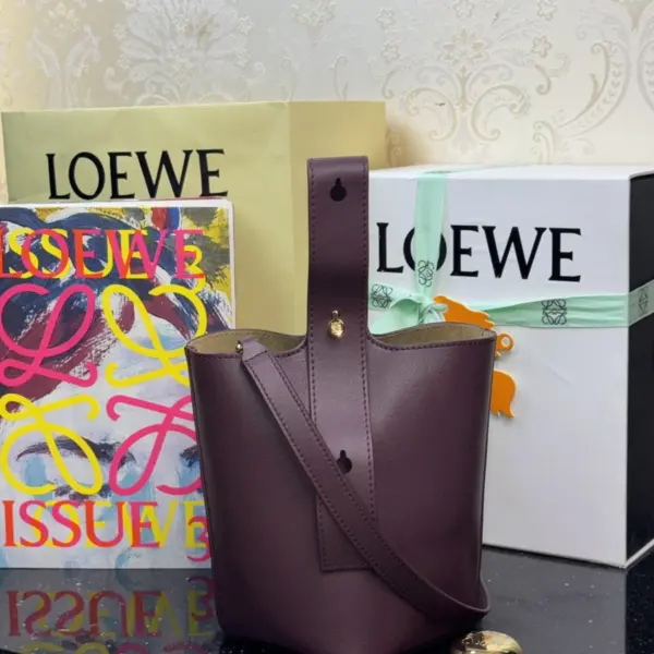 Loewe-羅意威 深酒紅中號光滑牛皮革 Pebble Bucket 肩背包