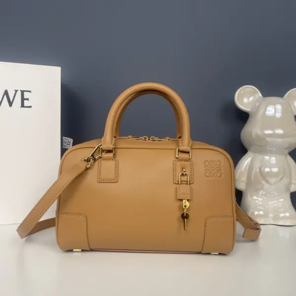 Loewe-羅意威 暖沙黃色納帕牛皮革 Amazona 28 手拿包