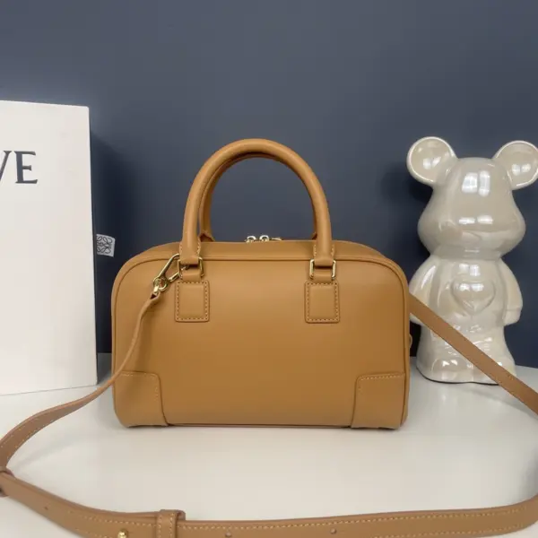 Loewe-羅意威 暖沙黃色納帕牛皮革 Amazona 28 手拿包