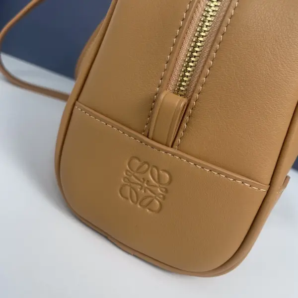 Loewe-羅意威 暖沙黃色納帕牛皮革 Amazona 28 手拿包
