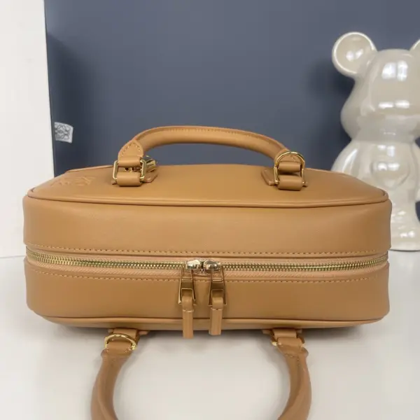 Loewe-羅意威 暖沙黃色納帕牛皮革 Amazona 28 手拿包