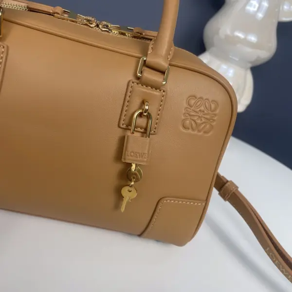 Loewe-羅意威 暖沙黃色納帕牛皮革 Amazona 28 手拿包