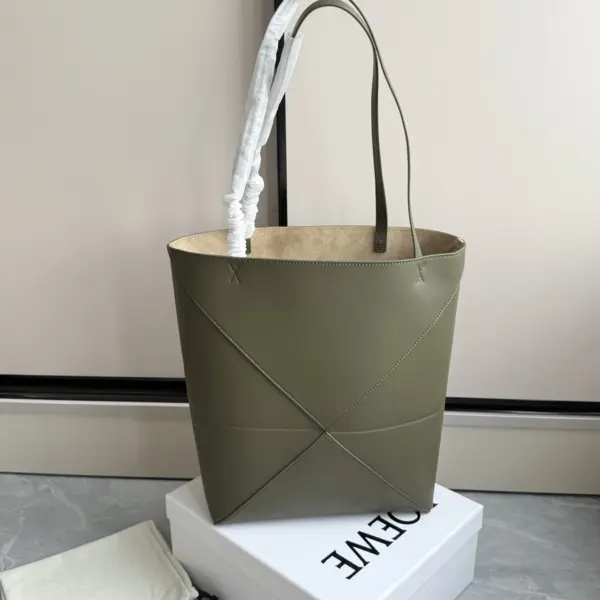 Loewe-羅意威 Puzzle Fold 系列 深卡其色中號亮面牛皮革購物袋