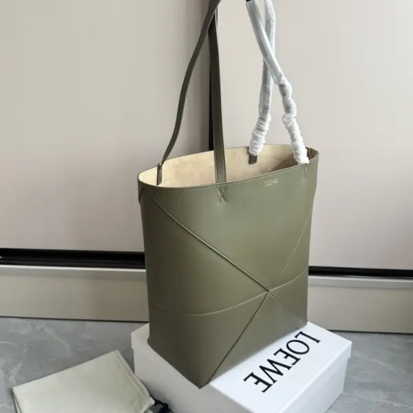 Loewe-羅意威 Puzzle Fold 系列 深卡其色中號亮面牛皮革購物袋