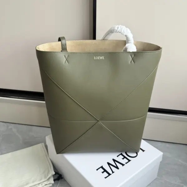 Loewe-羅意威 Puzzle Fold 系列 深卡其色中號亮面牛皮革購物袋