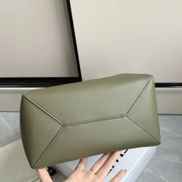 Loewe-羅意威 Puzzle Fold 系列 深卡其色中號亮面牛皮革購物袋
