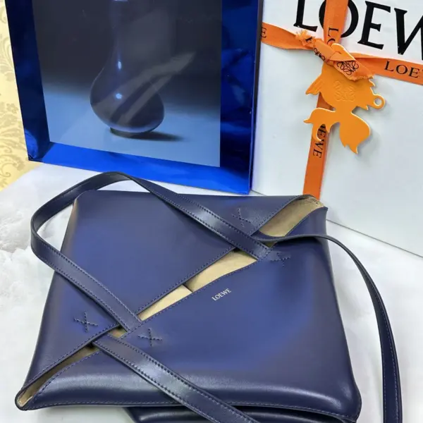 Loewe-羅意威 深邃藍超大號亮面牛皮革 Puzzle Fold 購物袋
