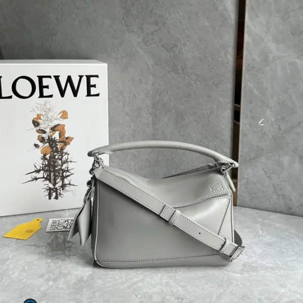 Loewe-羅意威 銀色迷你層壓羊皮革 Puzzle 肩背包