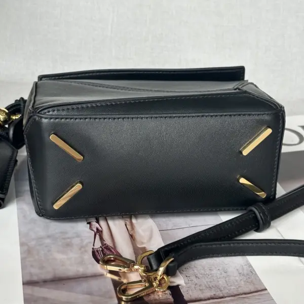 Loewe-羅意威 黑色迷你納帕羊皮革 Featherlight Puzzle 肩背包
