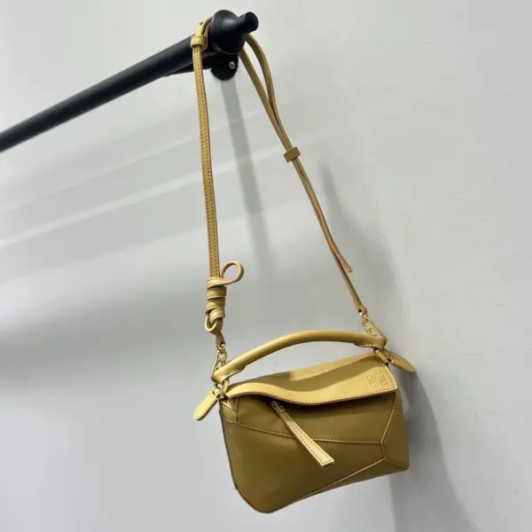Loewe-羅意威 金色迷你層壓羊皮革 Puzzle 肩背包