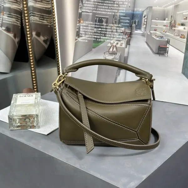 Loewe-羅意威 深卡其色迷你經典牛皮革 Puzzle 肩背包