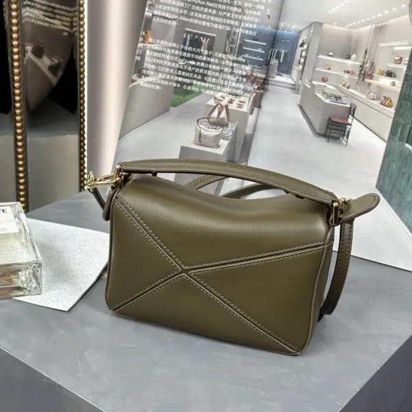 Loewe-羅意威 深卡其色迷你經典牛皮革 Puzzle 肩背包
