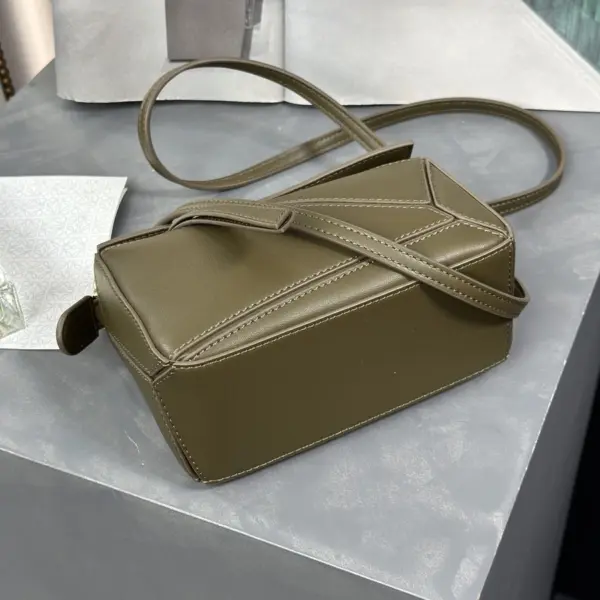 Loewe-羅意威 深卡其色迷你經典牛皮革 Puzzle 肩背包