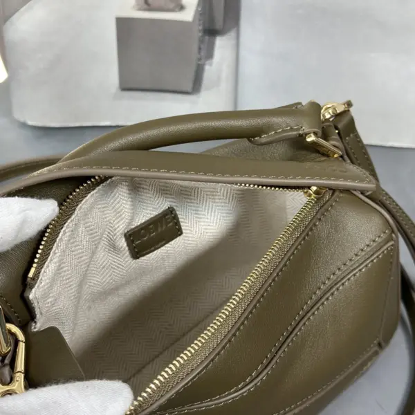 Loewe-羅意威 深卡其色迷你經典牛皮革 Puzzle 肩背包