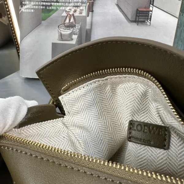 Loewe-羅意威 深卡其色迷你經典牛皮革 Puzzle 肩背包