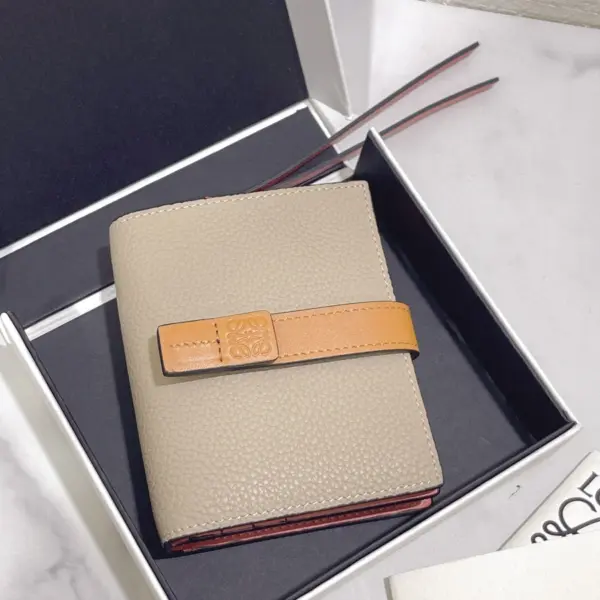 Loewe-羅意威 淺燕麥 / 蜂蜜色柔軟粒面牛皮 Anagram 三折短夾