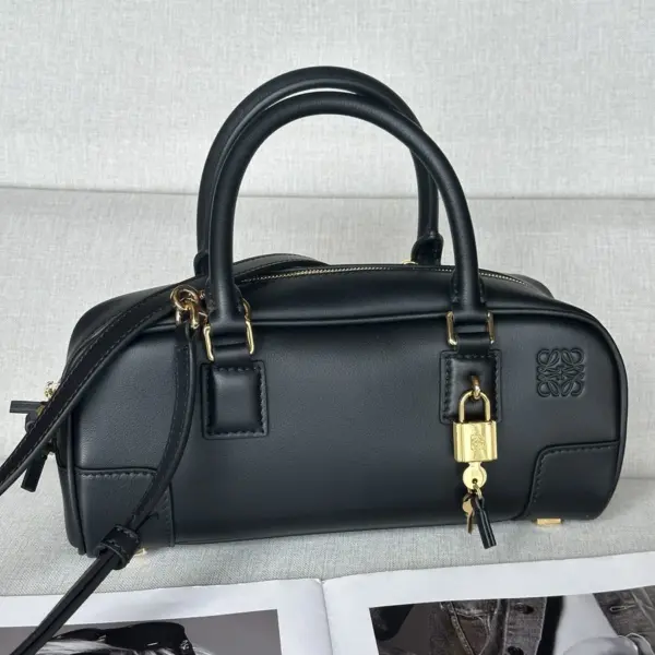 Loewe-羅意威 黑色納帕牛皮革 Amazona Cropped 23 手拿包