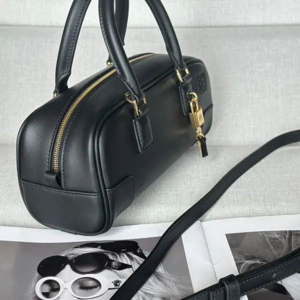 Loewe-羅意威 黑色納帕牛皮革 Amazona Cropped 23 手拿包