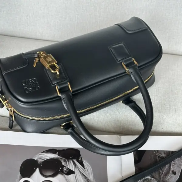 Loewe-羅意威 黑色納帕牛皮革 Amazona Cropped 23 手拿包