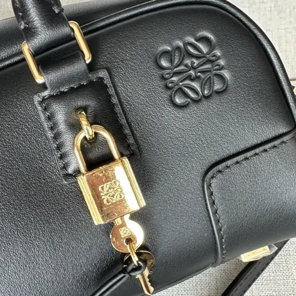 Loewe-羅意威 黑色納帕牛皮革 Amazona Cropped 23 手拿包