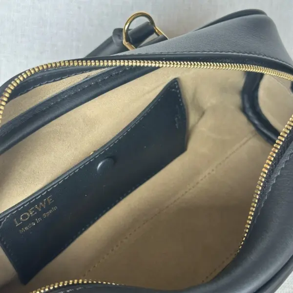 Loewe-羅意威 黑色納帕牛皮革 Amazona Cropped 23 手拿包