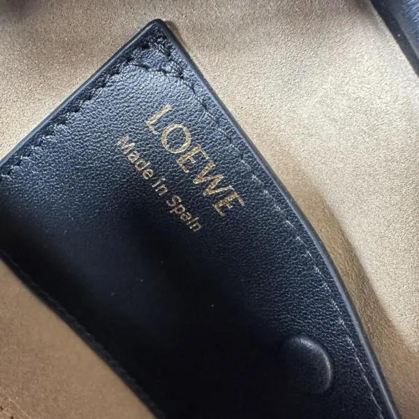 Loewe-羅意威 黑色納帕牛皮革 Amazona Cropped 23 手拿包