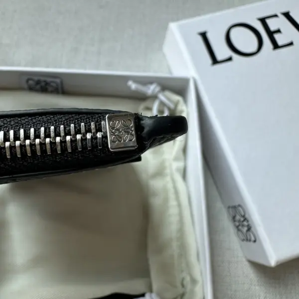 Loewe-羅意威 黑色柔軟粒面牛皮革 Anagram 壓紋硬幣卡包 17 Loewe-羅意威 黑色柔軟粒面牛皮革 Anagram 壓紋硬幣卡包