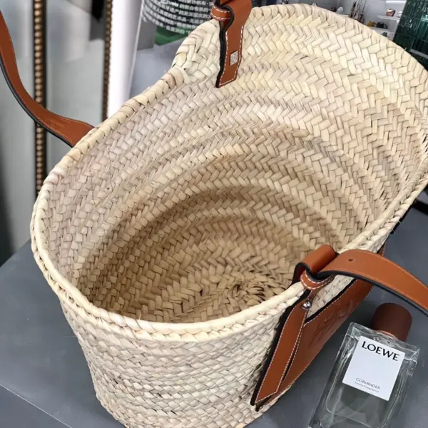 Loewe-羅意威 Basket 系列 自然色 / 棕褐色中號棕櫚葉牛皮革編織袋 17 Loewe-羅意威 Basket 系列 自然色 / 棕褐色中號棕櫚葉牛皮革編織袋