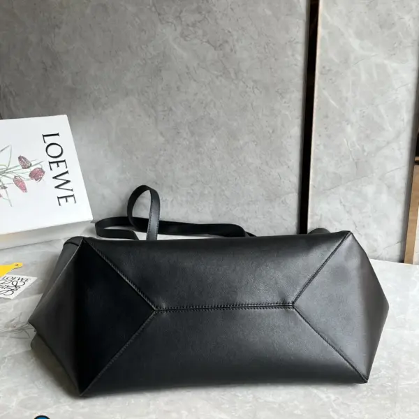 Loewe-羅意威 黑色超大號亮面牛皮革 Puzzle Fold 購物袋 16 Loewe-羅意威 黑色超大號亮面牛皮革 Puzzle Fold 購物袋