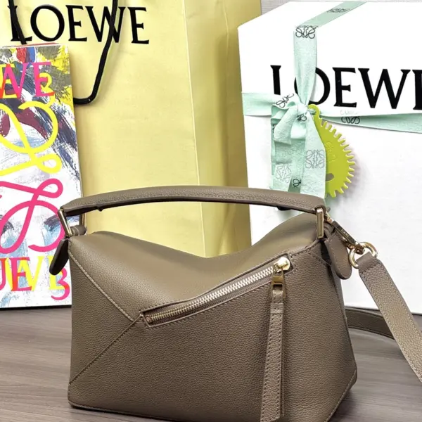 Loewe-羅意威 灰褐色迷你柔軟粒面牛皮革 Puzzle Edge 肩背包