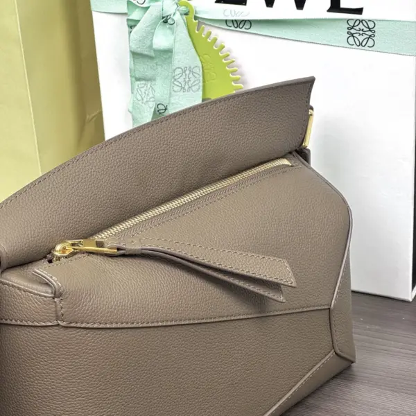 Loewe-羅意威 灰褐色迷你柔軟粒面牛皮革 Puzzle Edge 肩背包