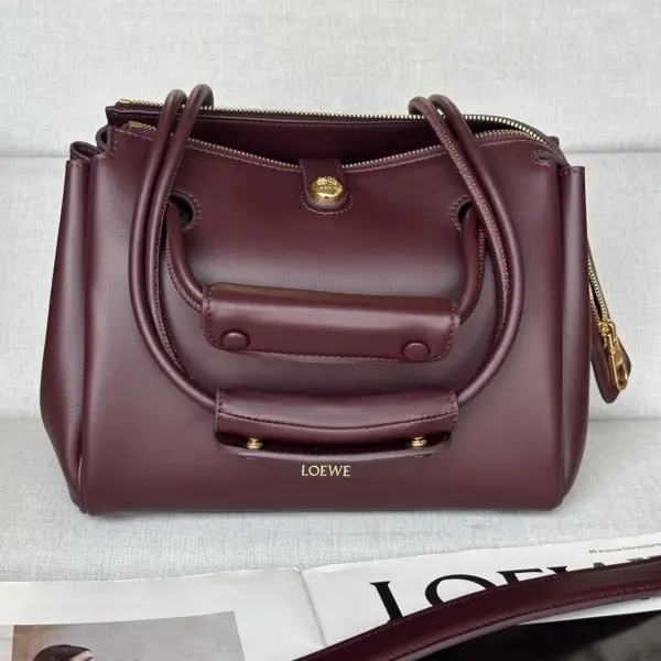 Loewe-羅意威 深酒紅小號柔軟牛皮革 Madrid 手拿包