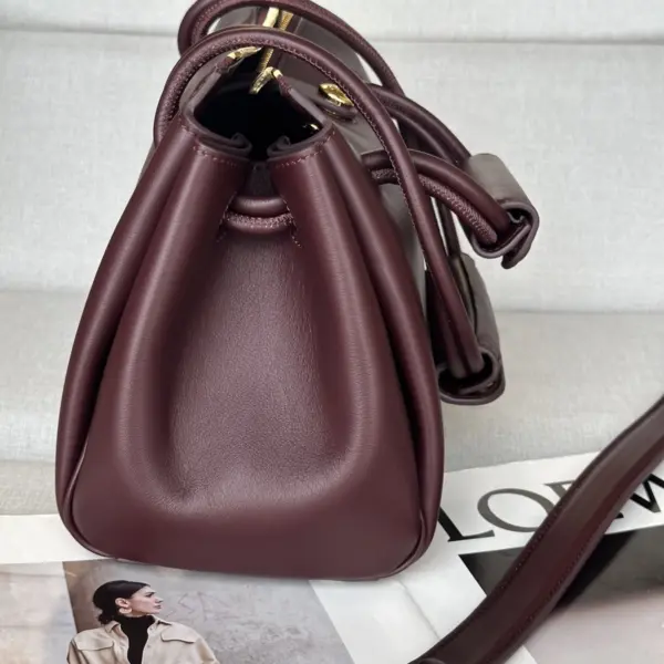 Loewe-羅意威 深酒紅小號柔軟牛皮革 Madrid 手拿包