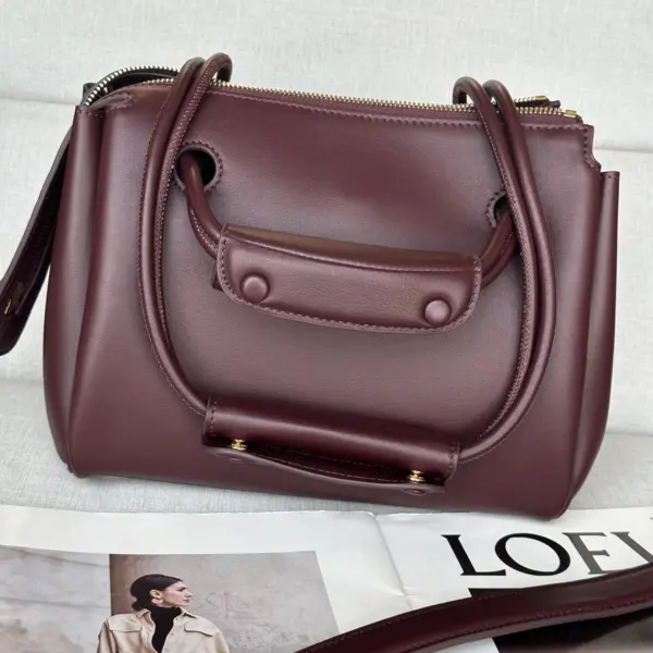 Loewe-羅意威 深酒紅小號柔軟牛皮革 Madrid 手拿包