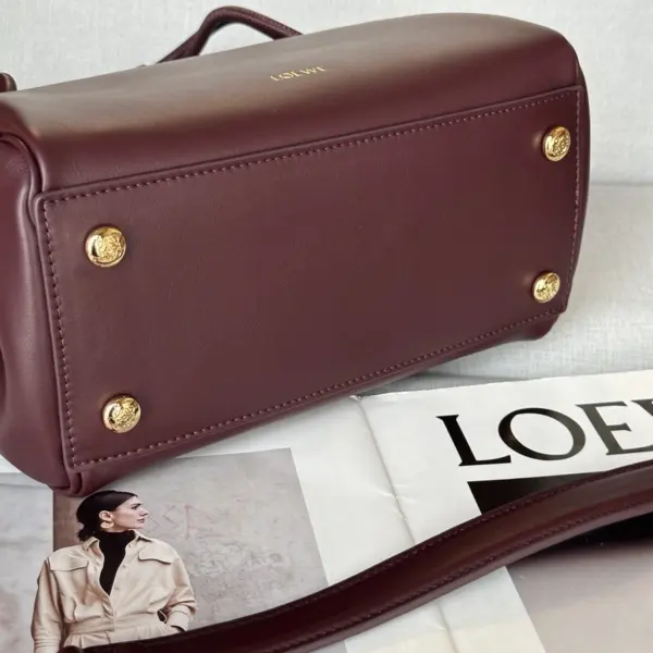 Loewe-羅意威 深酒紅小號柔軟牛皮革 Madrid 手拿包