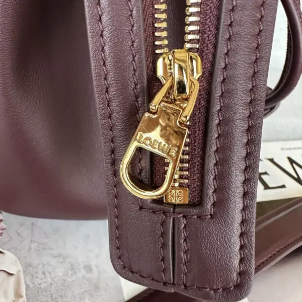 Loewe-羅意威 深酒紅小號柔軟牛皮革 Madrid 手拿包