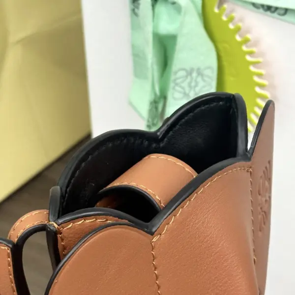 Loewe-羅意威 棕褐色經典牛皮革小象手拿包