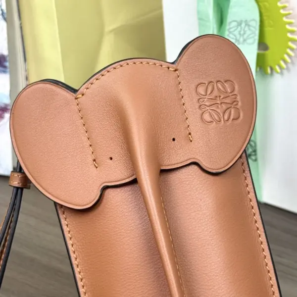 Loewe-羅意威 棕褐色經典牛皮革小象手拿包