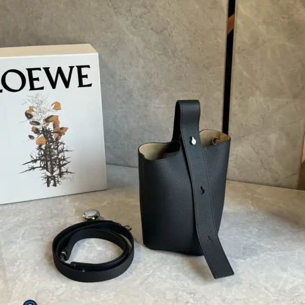 Loewe-羅意威 黑色大號柔軟粒面牛皮革 Pebble Bucket 水桶肩背包
