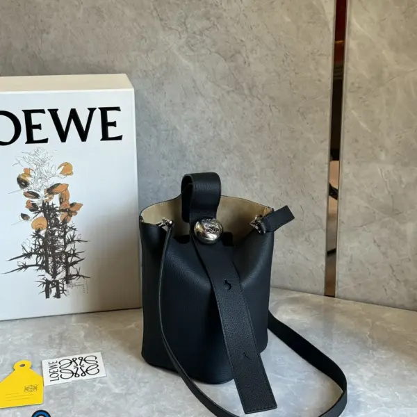 Loewe-羅意威 黑色大號柔軟粒面牛皮革 Pebble Bucket 水桶肩背包