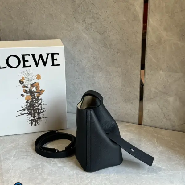 Loewe-羅意威 黑色大號柔軟粒面牛皮革 Pebble Bucket 水桶肩背包