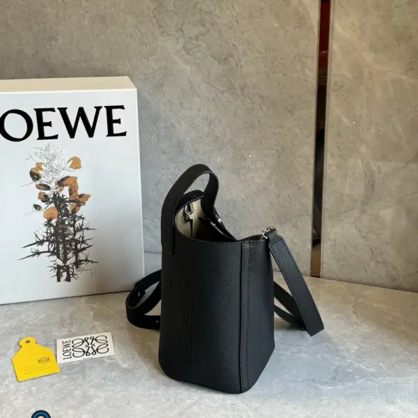 Loewe-羅意威 黑色大號柔軟粒面牛皮革 Pebble Bucket 水桶肩背包