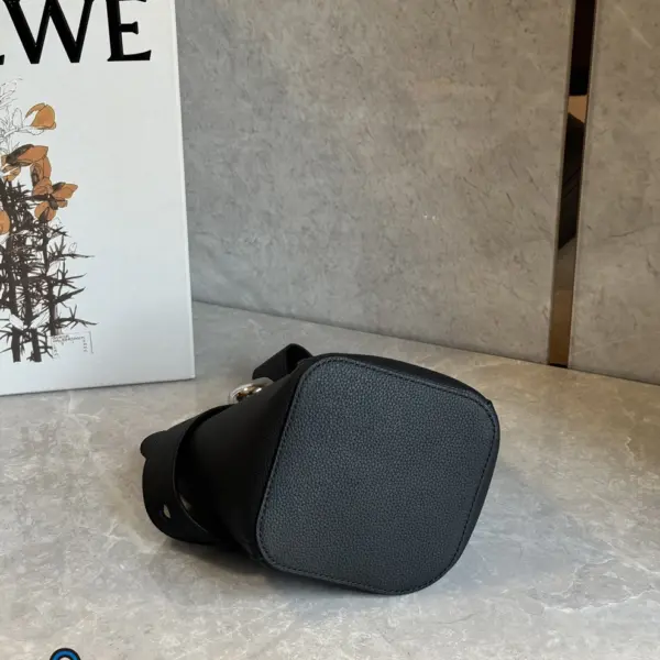Loewe-羅意威 黑色大號柔軟粒面牛皮革 Pebble Bucket 水桶肩背包