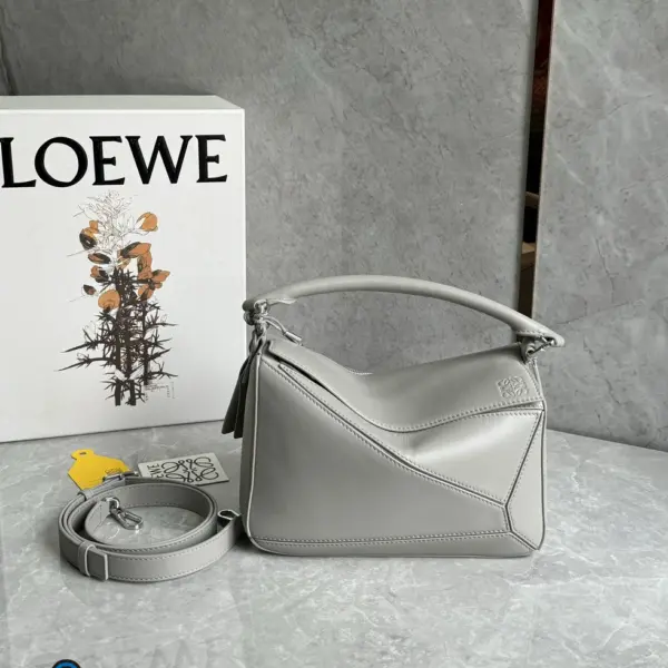Loewe-羅意威 珍珠灰小號柔軟粒面牛皮革 Puzzle 肩背包