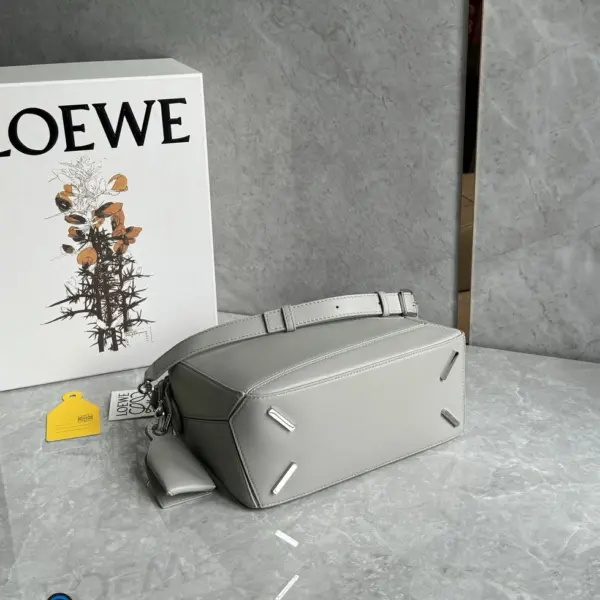 Loewe-羅意威 珍珠灰小號柔軟粒面牛皮革 Puzzle 肩背包