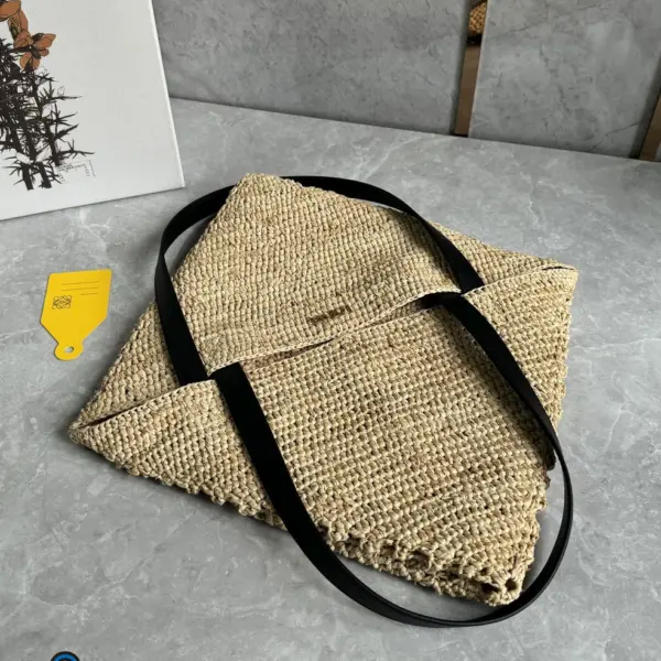 Loewe-羅意威 Puzzle Fold 系列 自然色中號拉菲草購物袋