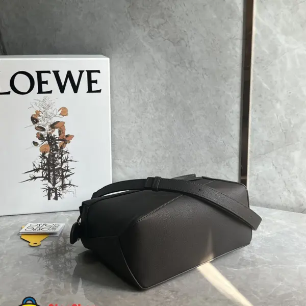 Loewe-羅意威 黑色小號納帕羊皮革 Featherlight Puzzle 肩背包